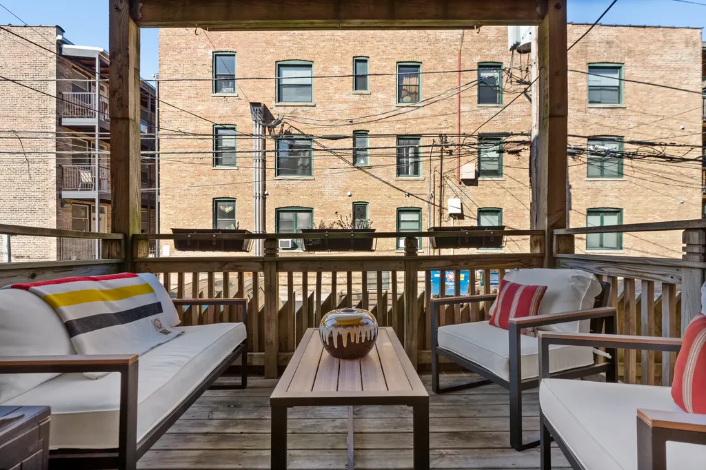 846 West Newport Avenue Chicago IL 60657