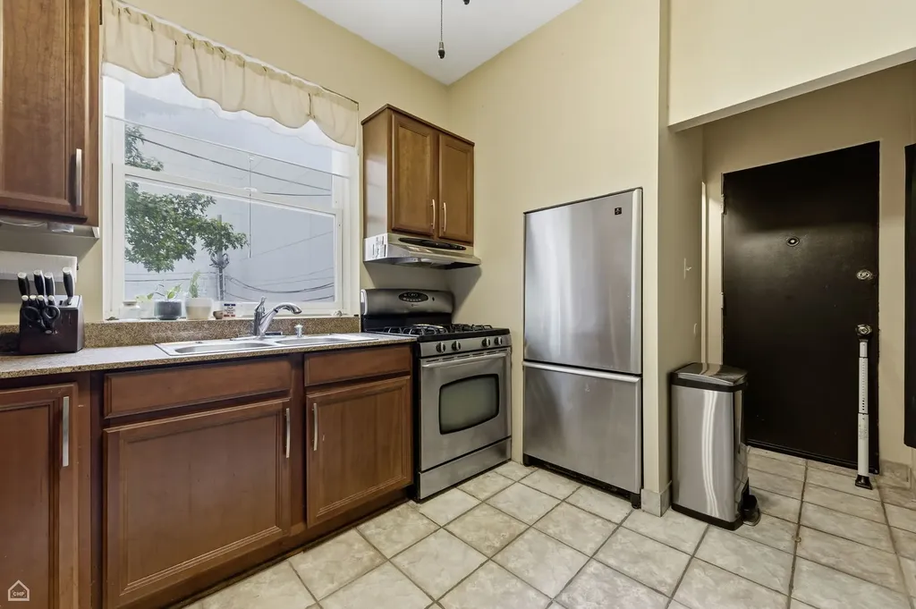 627 West Barry Avenue Chicago IL 60657