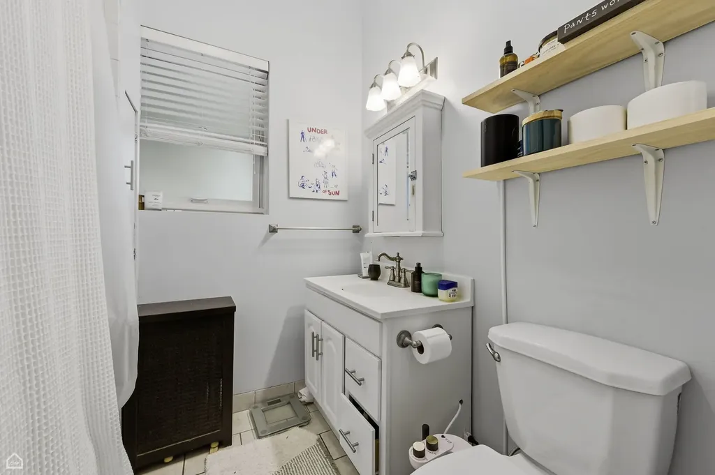 627 West Barry Avenue Chicago IL 60657