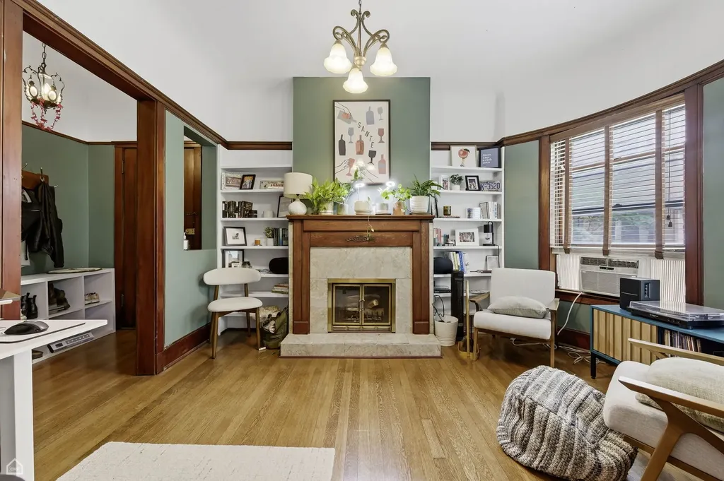 627 West Barry Avenue Chicago IL 60657