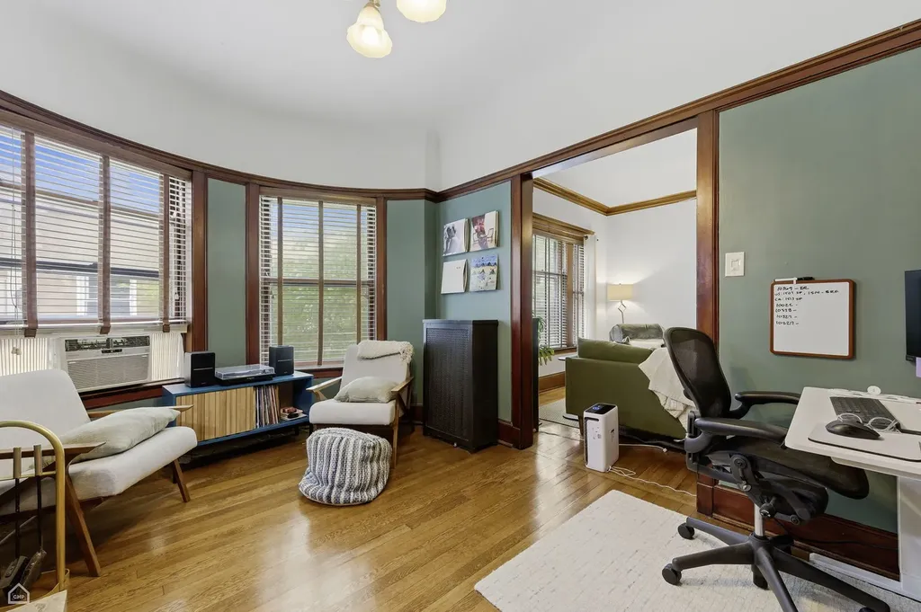 627 West Barry Avenue Chicago IL 60657