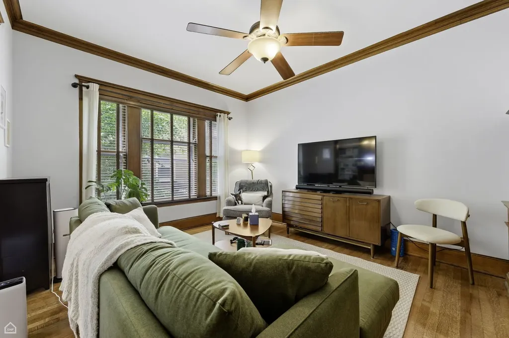 627 West Barry Avenue Chicago IL 60657