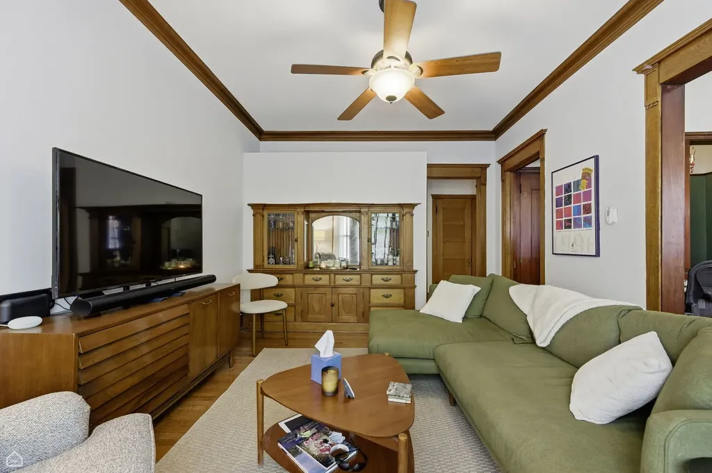 627 West Barry Avenue Chicago IL 60657