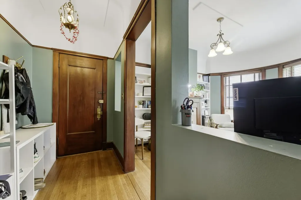 627 West Barry Avenue Chicago IL 60657
