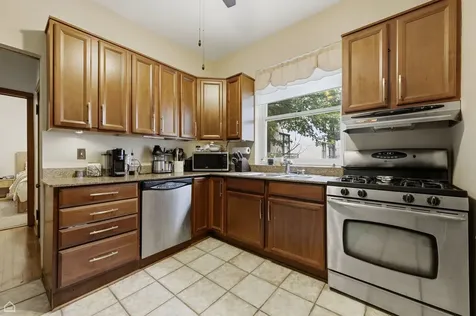 627 West Barry Avenue Chicago IL 60657