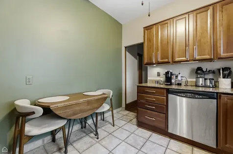 627 West Barry Avenue Chicago IL 60657