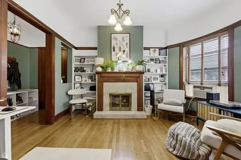 627 West Barry Avenue Chicago IL 60657