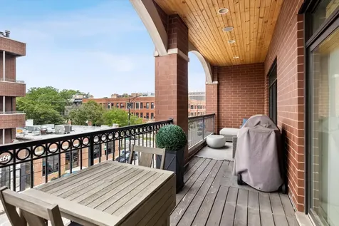 2853 North Halsted Street Chicago IL 60657
