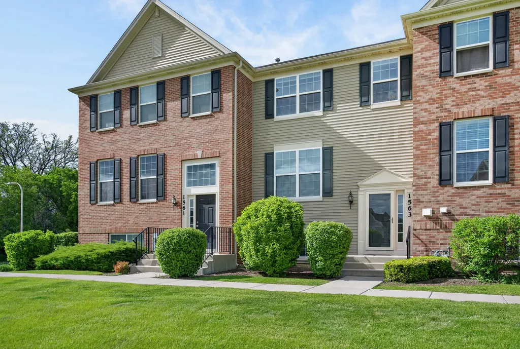 1563 Deer Pointe Drive South Elgin IL 60177