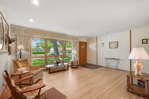 472 West Walnut Avenue Des Plaines IL 60016