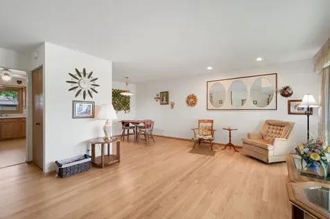 472 West Walnut Avenue Des Plaines IL 60016