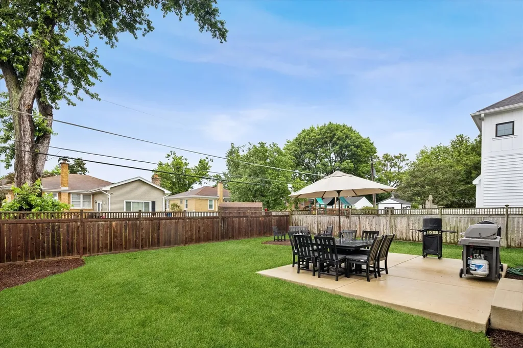 835 South Cambridge Avenue Elmhurst IL 60126
