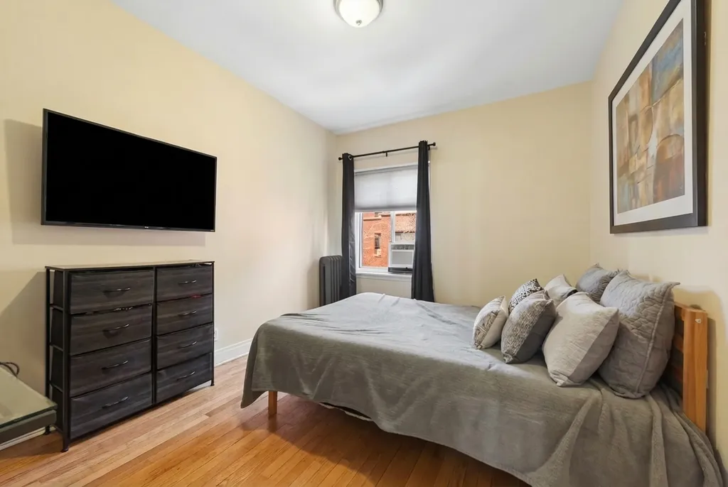 908 West Sunnyside Avenue Chicago IL 60640