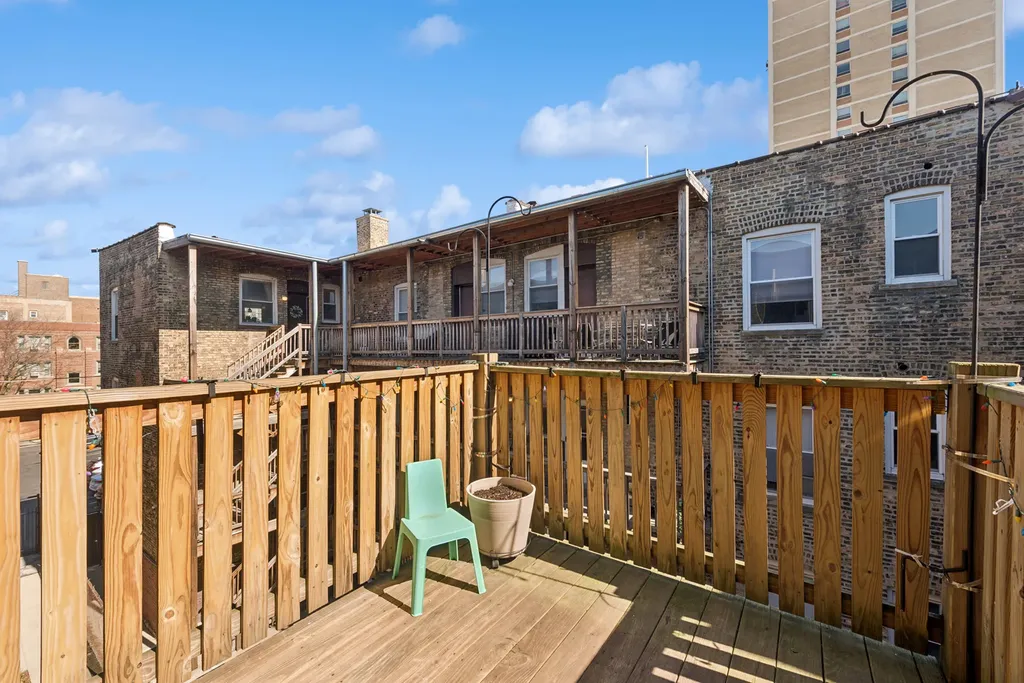 908 West Sunnyside Avenue Chicago IL 60640