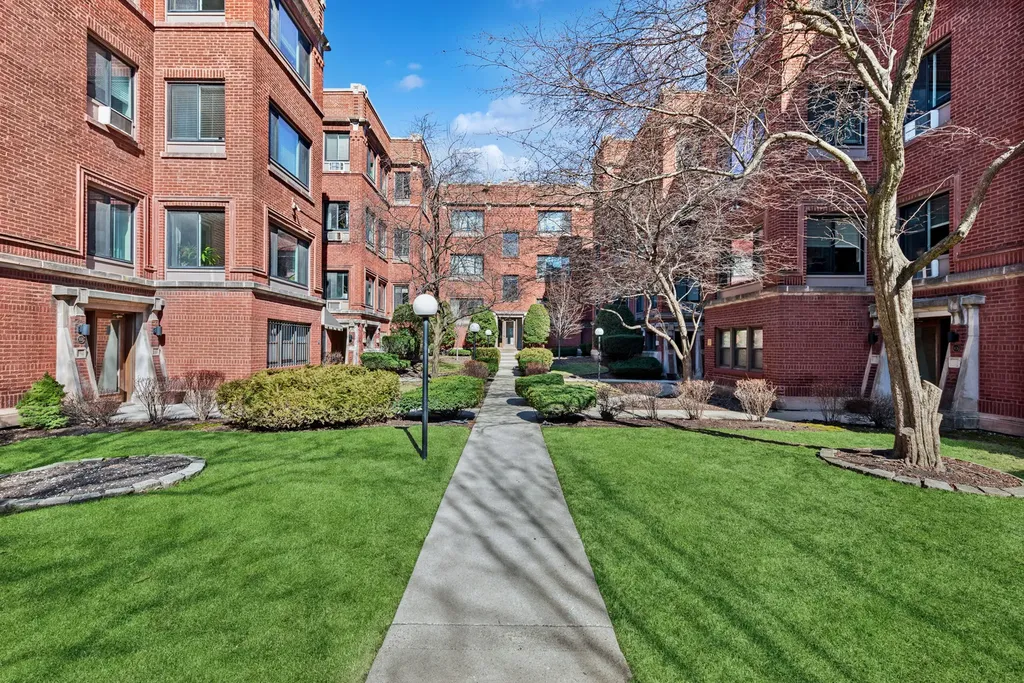 908 West Sunnyside Avenue Chicago IL 60640