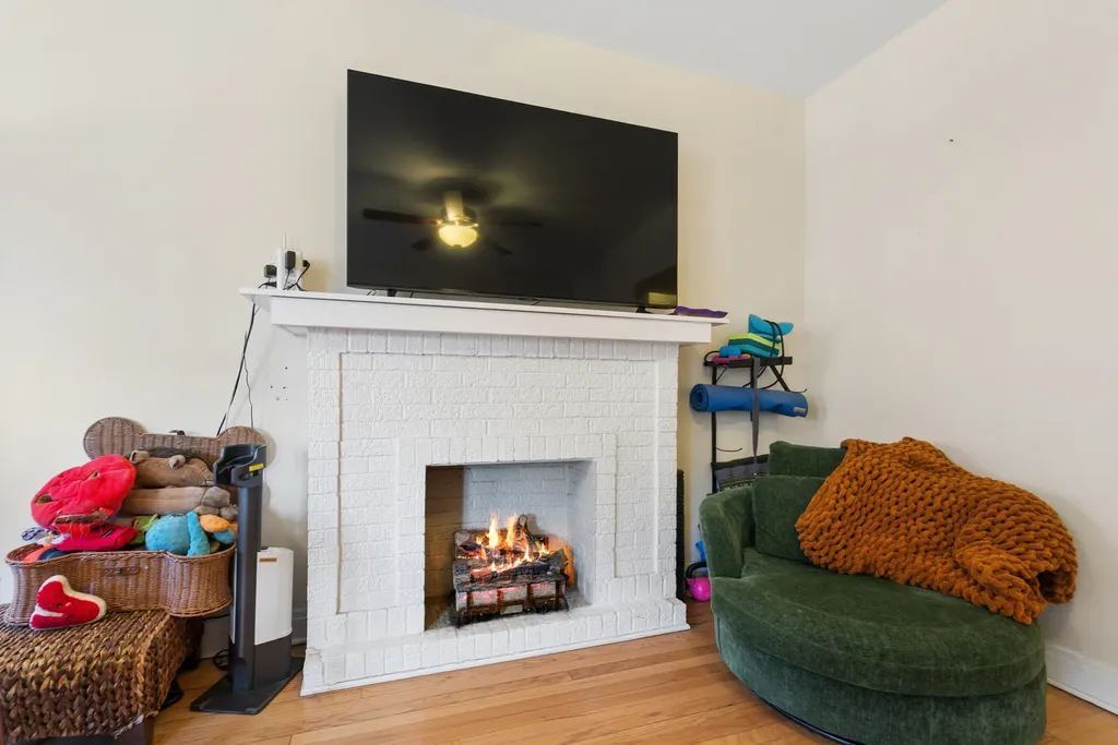 908 West Sunnyside Avenue Chicago IL 60640