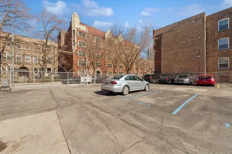 908 West Sunnyside Avenue Chicago IL 60640