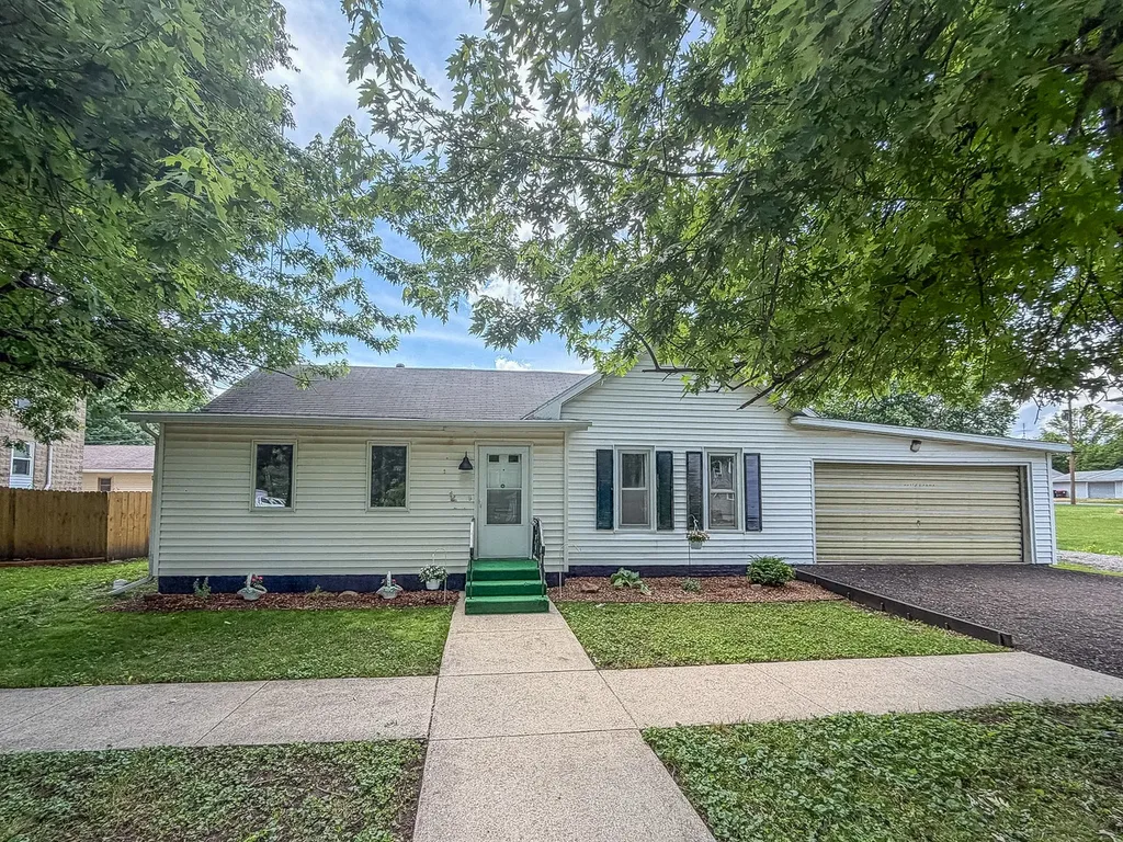 305 North William Street Farmer City IL 61842