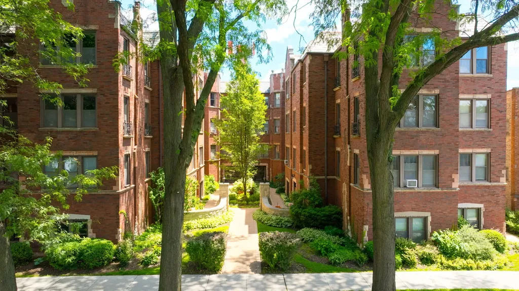 6751 North Artesian Avenue Chicago IL 60645
