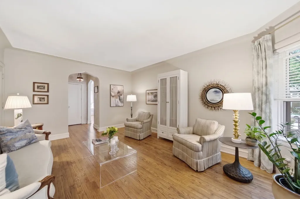 6751 North Artesian Avenue Chicago IL 60645