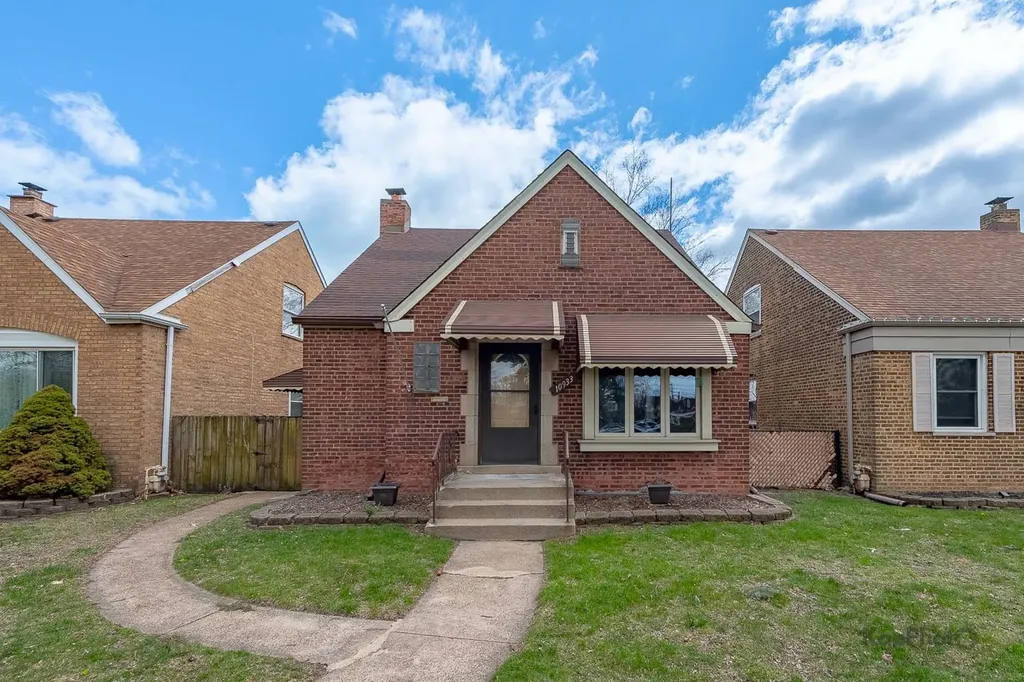 10933 South Avenue H Chicago IL 60617