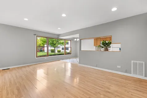146 Inverrary Lane Deerfield IL 60015