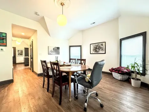 1040 West Roscoe Street Chicago IL 60657