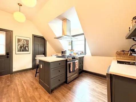 1040 West Roscoe Street Chicago IL 60657