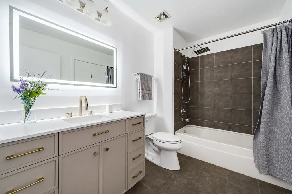 1000 North Kingsbury Street Chicago IL 60610