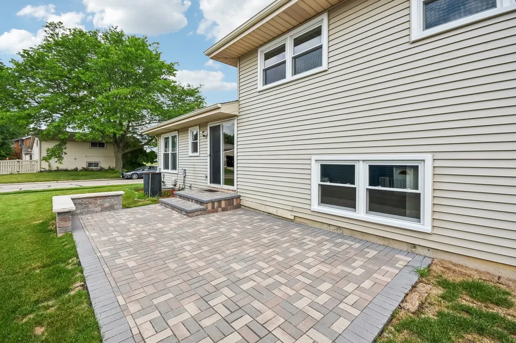 410 Flint Trail Carol Stream IL 60188