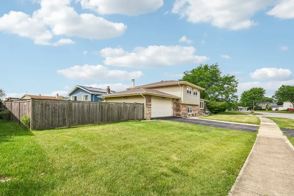 410 Flint Trail Carol Stream IL 60188