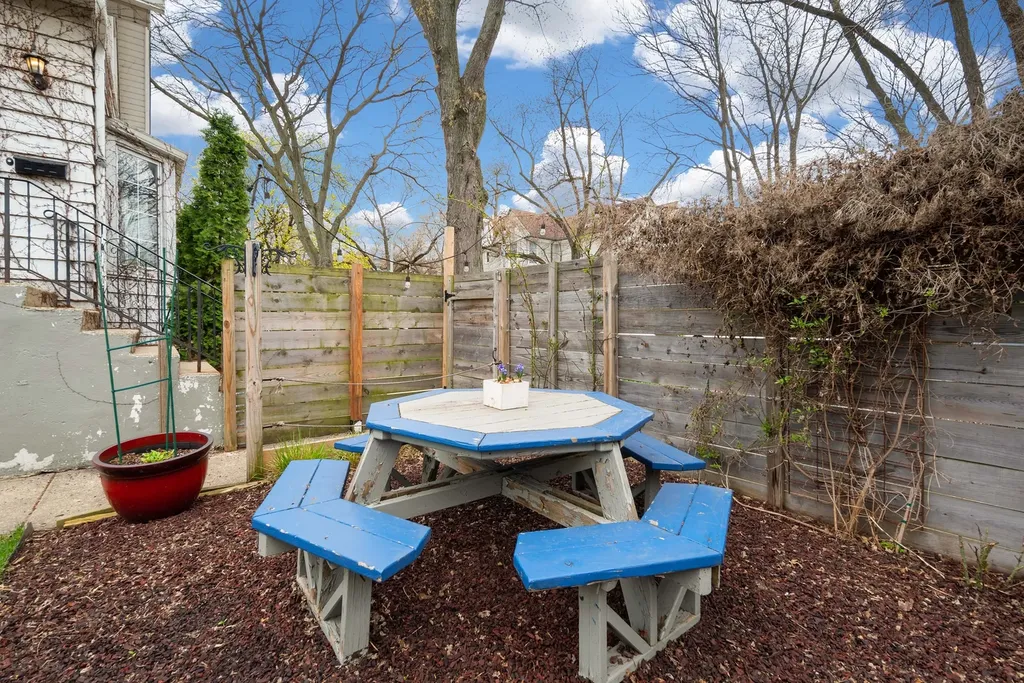 7113 North Wolcott Avenue Chicago IL 60626