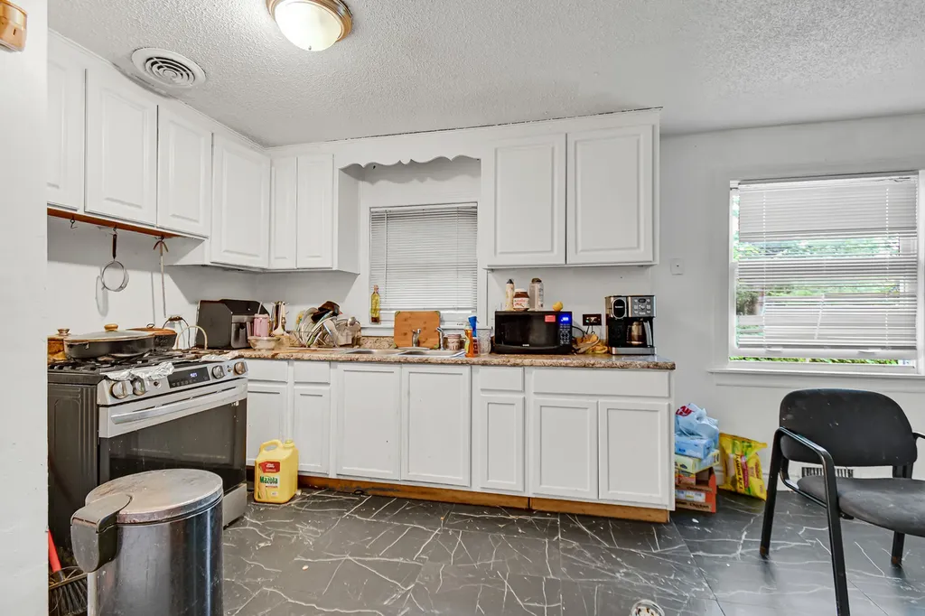 9357 South Jeffery Avenue Chicago IL 60617