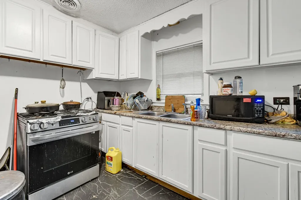 9357 South Jeffery Avenue Chicago IL 60617
