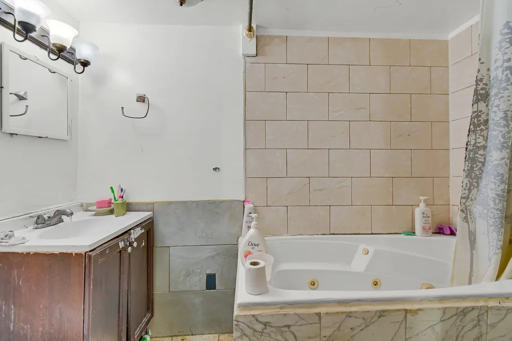 9357 South Jeffery Avenue Chicago IL 60617