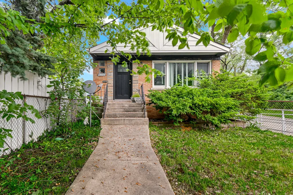 9357 South Jeffery Avenue Chicago IL 60617