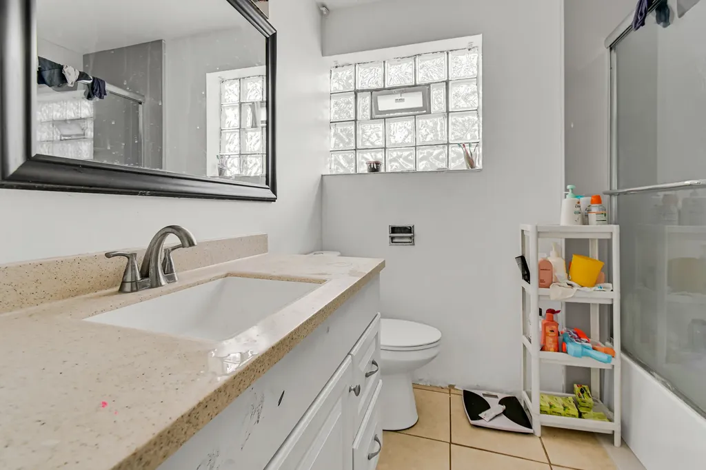 9357 South Jeffery Avenue Chicago IL 60617