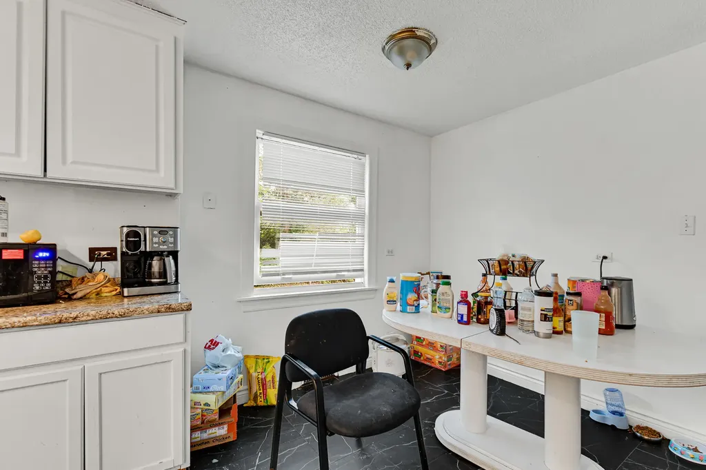 9357 South Jeffery Avenue Chicago IL 60617