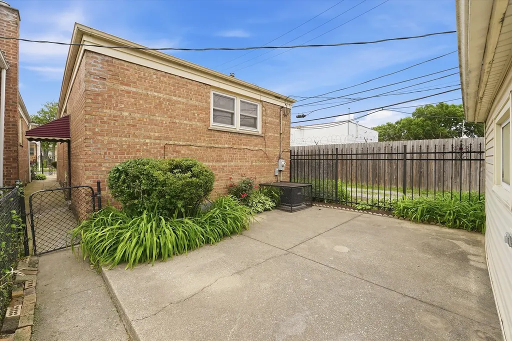 5515 South Oakley Avenue Chicago IL 60636