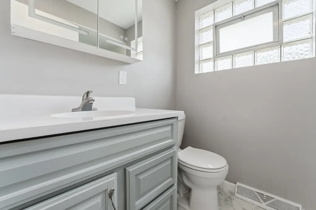 5515 South Oakley Avenue Chicago IL 60636