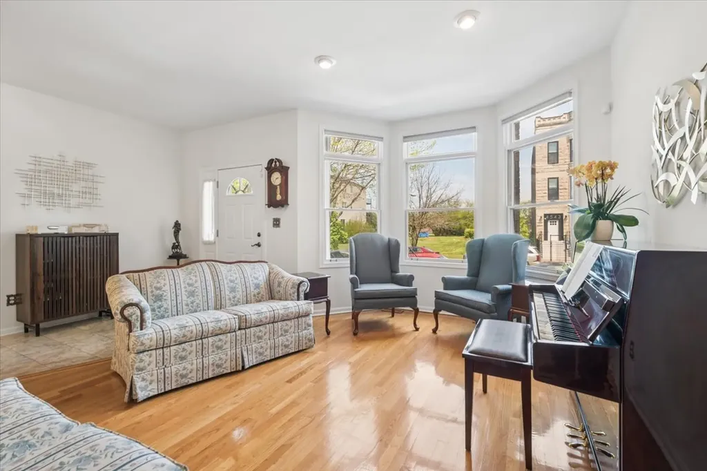 4538 South Saint Lawrence Avenue Chicago IL 60653