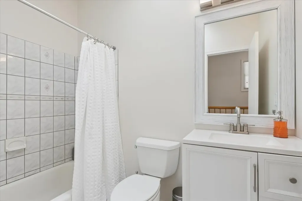 4538 South Saint Lawrence Avenue Chicago IL 60653