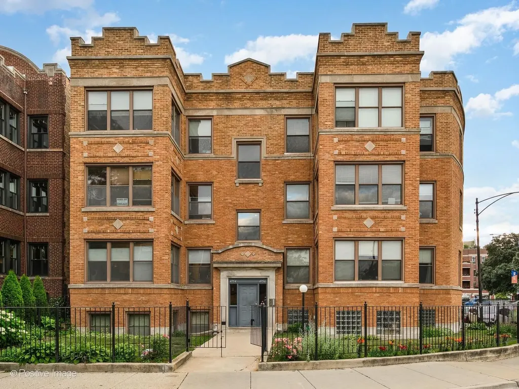 4754 North Dover Street Chicago IL 60640