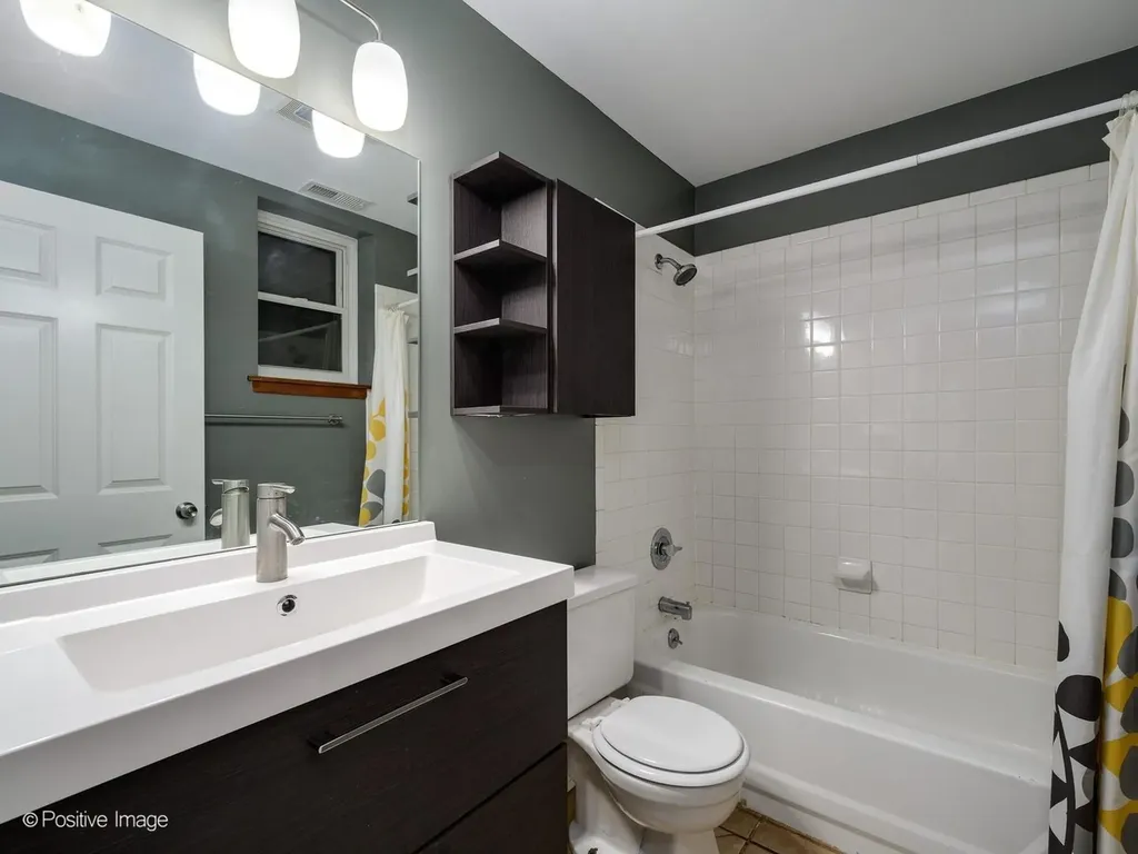 4754 North Dover Street Chicago IL 60640