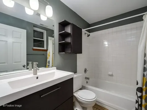 4754 North Dover Street Chicago IL 60640