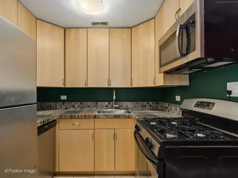 4754 North Dover Street Chicago IL 60640