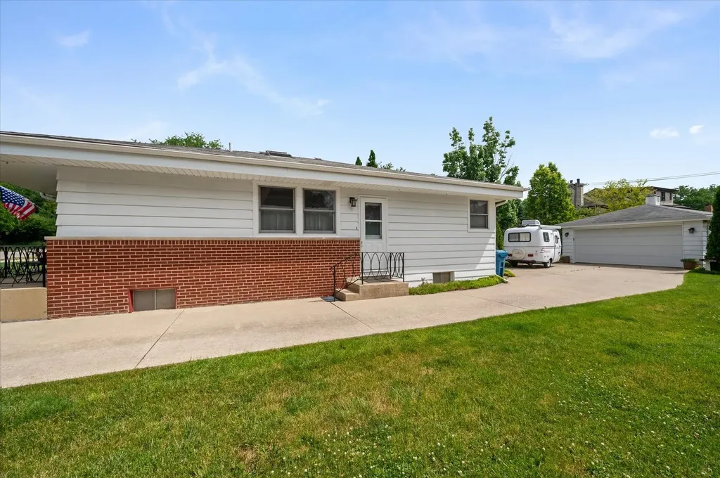551 South Poplar Avenue Elmhurst IL 60126