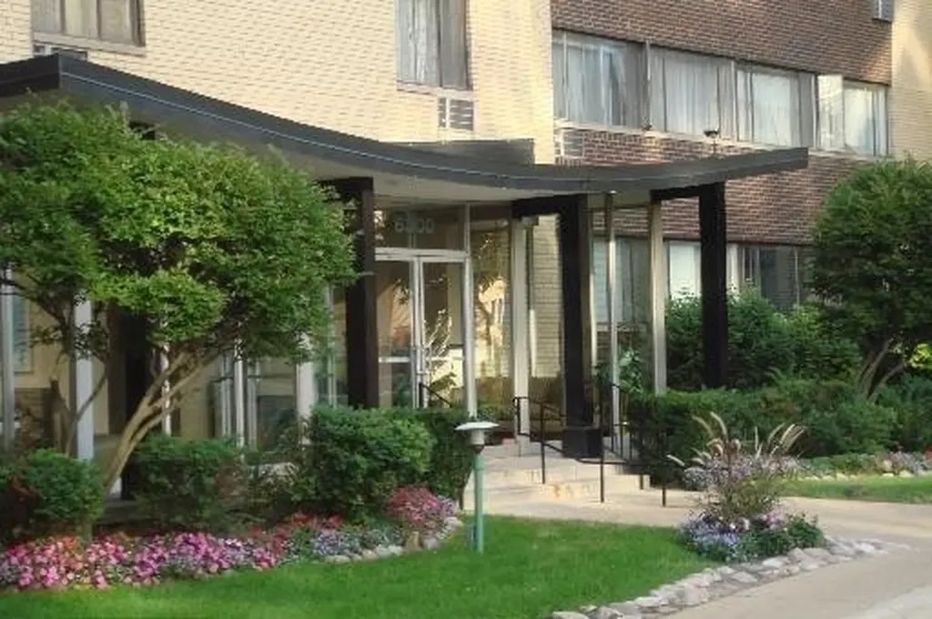 6300 North Sheridan Road Chicago IL 60660