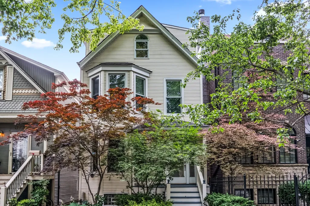 3714 North Bosworth Avenue Chicago IL 60613