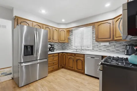 529 48TH Avenue East Moline IL 61244